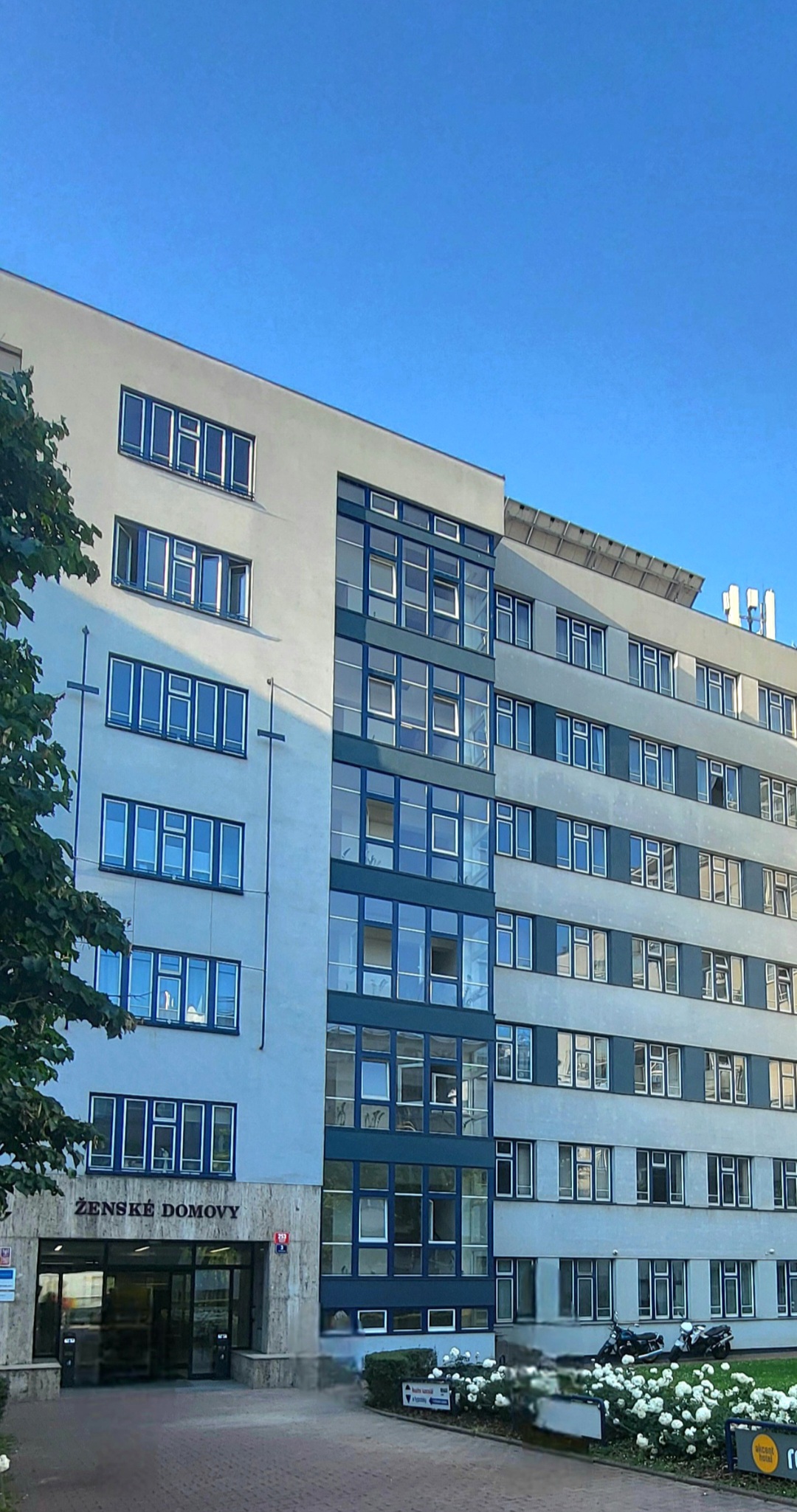 Jen 105 m od metra Anděl- Na Knížecí 
Ostrovského 253/3, 150 00 Praha 5 - Smíchov  Ženské domovy. 4 patro 